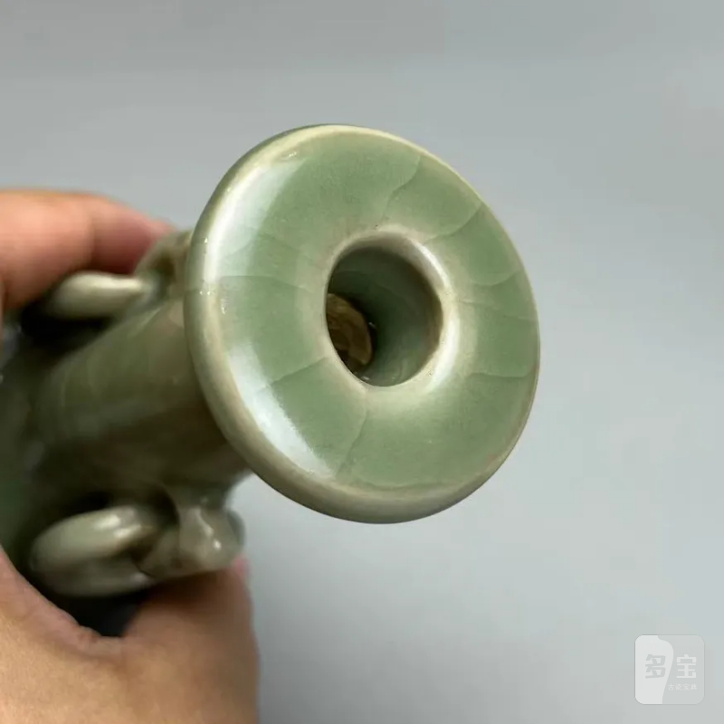 明代 龙泉青釉双耳挂环纸槌瓶一对 - 图11